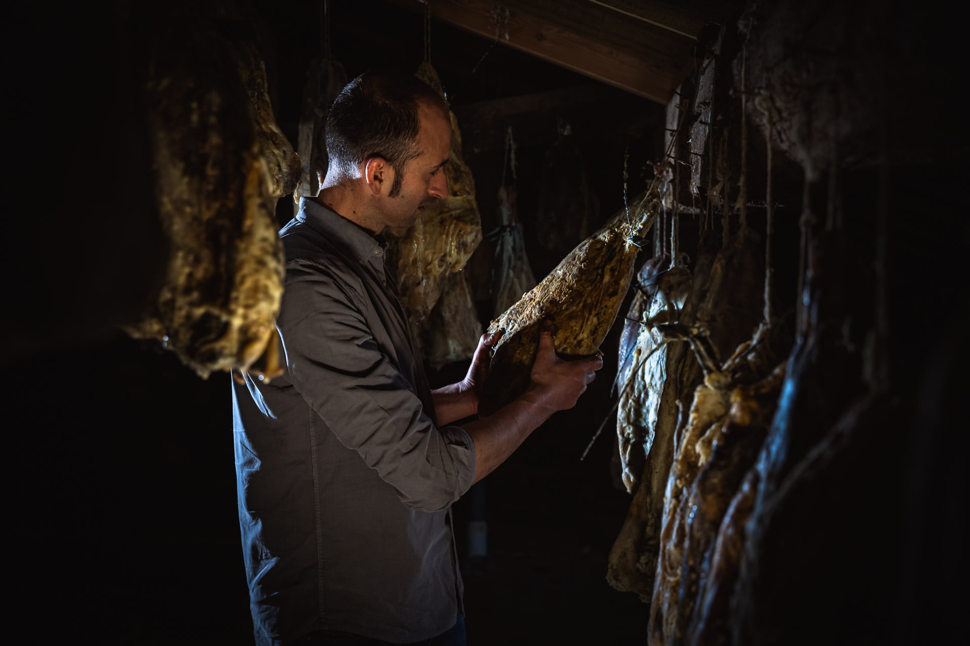 Manuel Quintana, observando su jamon de vaca tudanca.